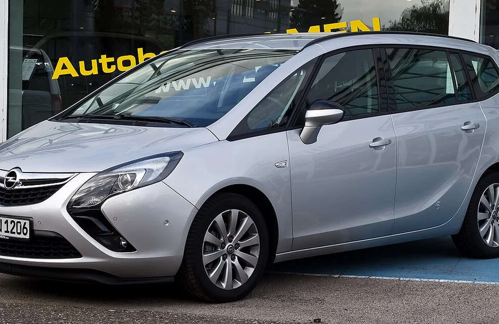 Weißer Opel Zafira Tourer C als geräumiger 7-Sitzer
