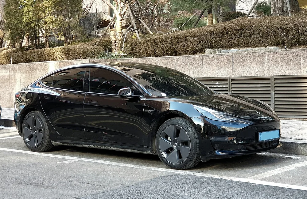 Schwarzer Tesla Model 3 für Lang- und Eventfahrten