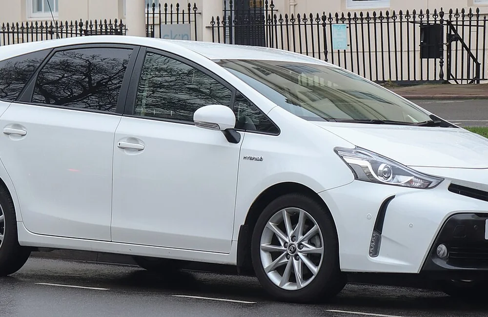 Weißer Toyota Prius Plus als Hybrid- und 7-Sitzer-Fahrzeug